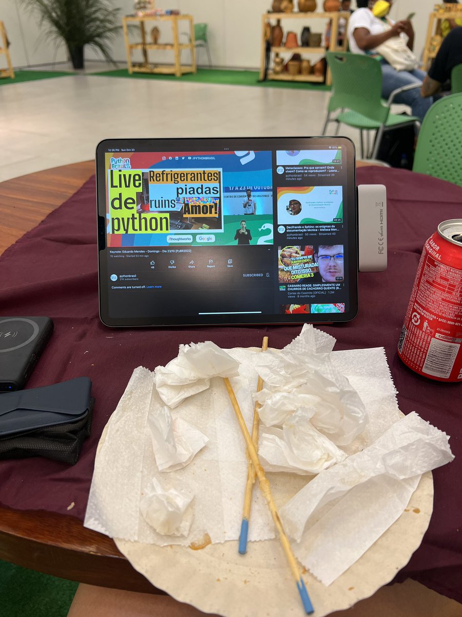 jesstemporal's tweet photo. Assistindo o @dunossauro aqui do lado de fora pq precisava comer ❤️ #FilosofiaDaGalinha #pybr2022 #pybr22 https://t.co/DLNqP9fJUW