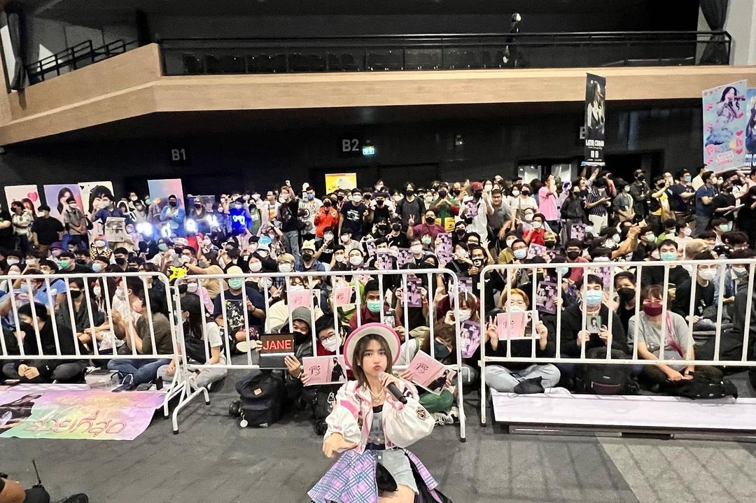RookieOw's tweet photo. ทั้งที่งานกับในแทก ยังมีคนรักเจนอีกเยอะเลยน้าาา :)
#Janebnk48 #JaneKunjiranut https://t.co/y9DZHZorEs