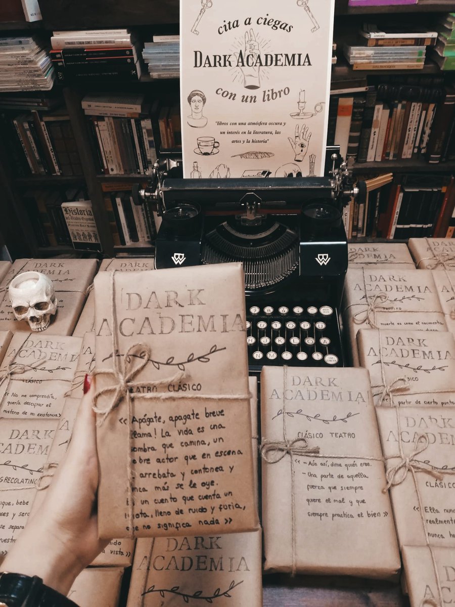 Mandragoraa_'s tweet photo. El otoño tiene una magia especial. Te invita a leer, con el sonido de la lluvia de fondo, una vela encendida, y una taza de té caliente en la mano

Si amas la literatura, éste mes tendrás la oportunidad de conocer un libro sin juzgar su portada - una cita a ciegas 📖 https://t.co/vQgDetnHq4