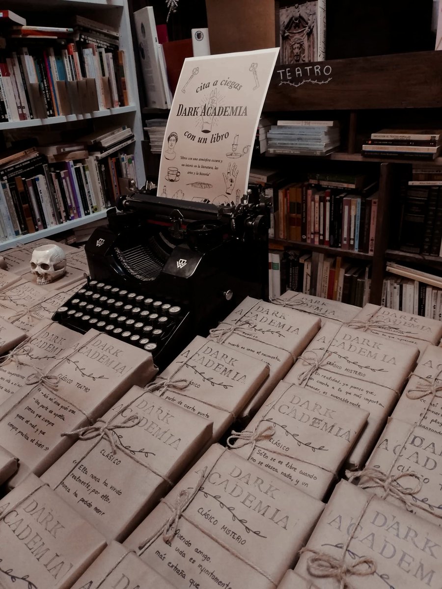 El otoño tiene una magia especial. Te invita a leer, con el sonido de la lluvia de fondo, una vela encendida, y una taza de té caliente en la mano

Si amas la literatura, éste mes tendrás la oportunidad de conocer un libro sin juzgar su portada - una cita a ciegas 📖