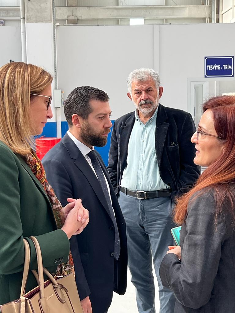 EmbPanTurquia's tweet photo. Visita de la embajadora Mariela Sagel y la agregada comercial Christina Brostella, a la fábrica Lapis Tecnoloji, que se especializan en drones.  Fascinante la forma en que los diseñan, para defensa y para otros propósitos, como topografía, agricultura, monitoreo y demás usos. https://t.co/pn7mQn09zJ