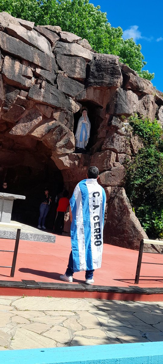 Cumpliendo con ella que siempre está presente gracias virgen de Lourdes