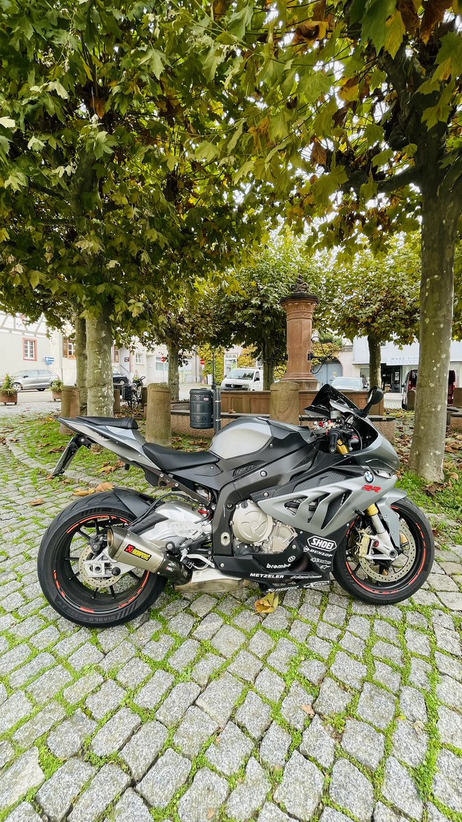 __Knut_'s tweet photo. Goldener Herbst. Herrliches Wetter für einen kleinen Ausritt.

#BMWs1000rr #s1krr https://t.co/V5dZrFrNCZ