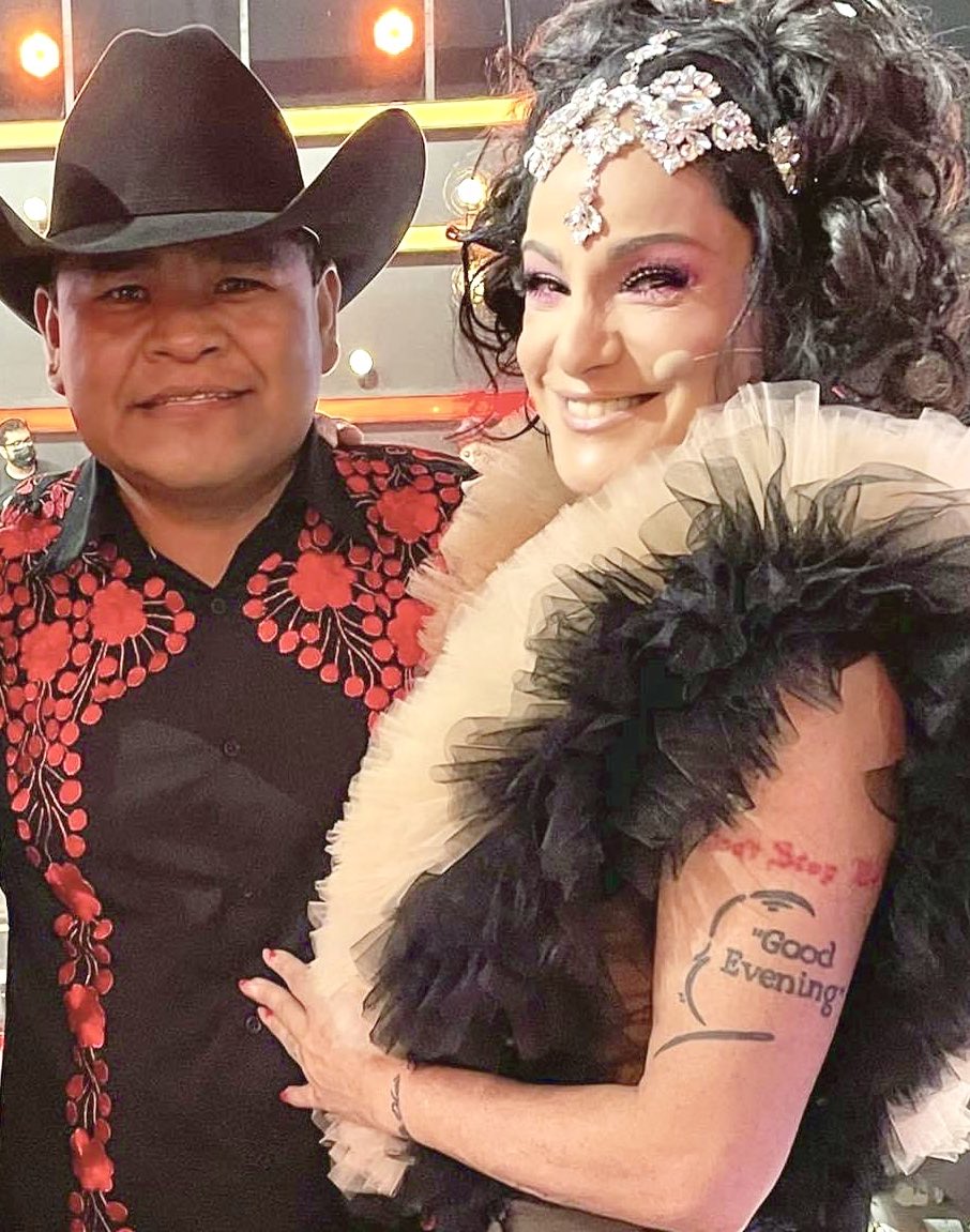 erasmooficial's tweet photo. Muchas felicidades por su cumpleaños querida maestra @soylolacortes Que Dios le mucha salud y amor, que de ahí se desprende toda la felicidad. Un fuerte abrazo con mucho cariño. #ErasmoCatarino https://t.co/KfM9AwIcH3