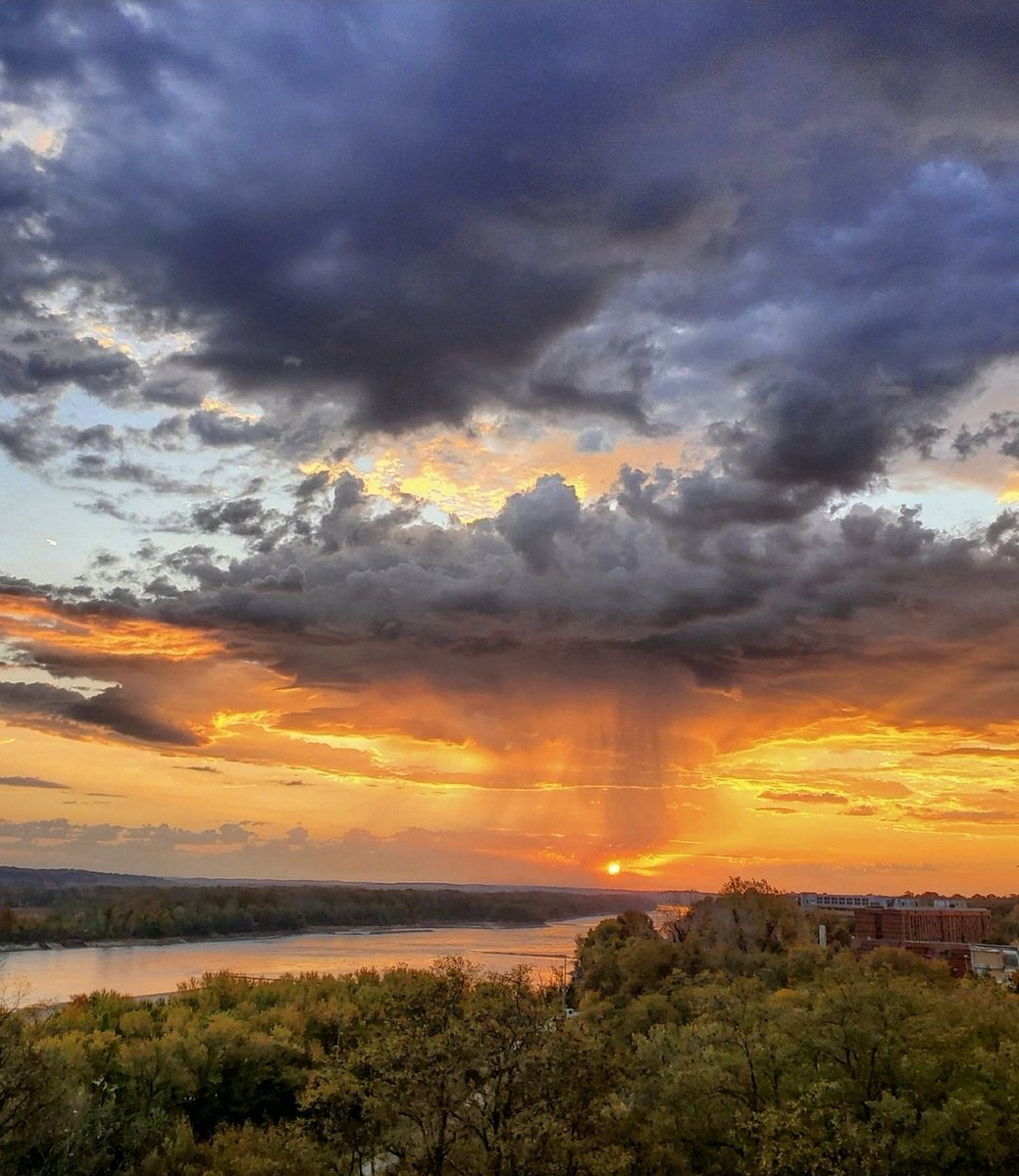 MissouriWXWatch's tweet photo. Missouri River Valley sunrise this morning at Jefferson City. https://t.co/SccZ3aMx1i