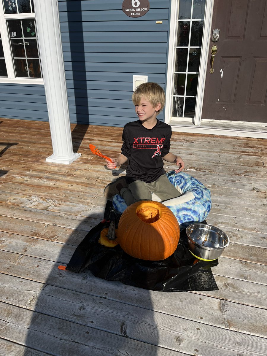 SharpeDevon's tweet photo. When it’s double-digit temps you carve the pumpkins outside! https://t.co/A7XT5oXjJG