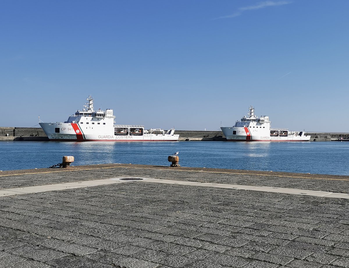 scandura's tweet photo. 🗓️Sun 23 Oct 2022
⏱️ 14:42 CEST
🌍 Catania
📍 37 29N 015 05E
🇮🇹 Italian Coast Guard
🛟 OVP SAR vessel
🚢 #CP941 #Diciotti
🚢 #CP940 #Dattilo
⚓️ status: moored https://t.co/CCuUmDAA2J