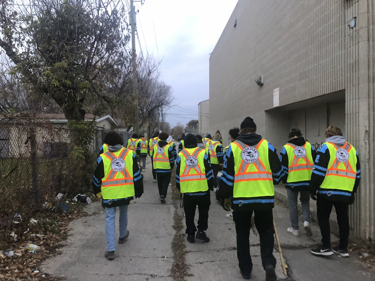 BluesWpg's tweet photo. The Blues spent last night volunteering with the @bearclanpatrol! Thank you for having us! https://t.co/J21DjgCi0c