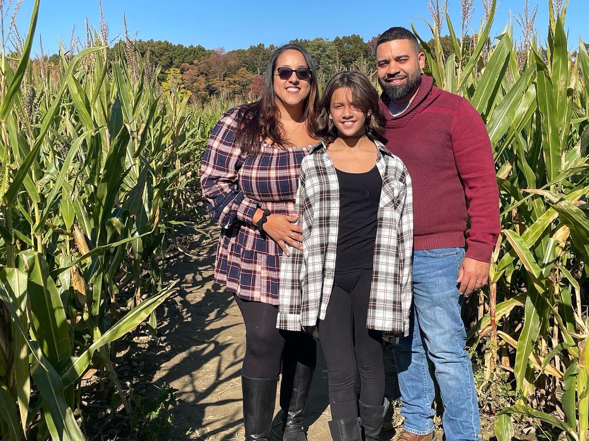 Fyaly_Nunez's tweet photo. Happy Fall to all! -From the Nunez Family #falltraditions #family #cornmaize https://t.co/lC6wS283ff