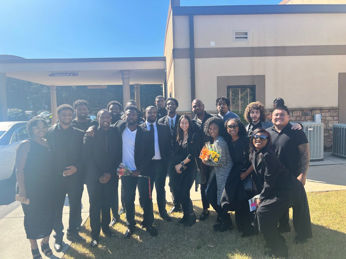 _adamrileyii's tweet photo. Don’t cry because it’s over instead smile because it happened, you brought us all back together wish it was under better circumstances but a great reunion nonetheless! We love you KT more than you know 🙏🏾 #LLKT❤️ #KTstrong🕊️ https://t.co/gycOXIQLgU