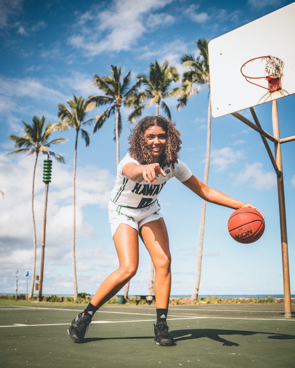HawaiiWBB's tweet photo. 🏀 in paradise! #SISTAHHOOD @averylw12 https://t.co/LLlmaKbbUh