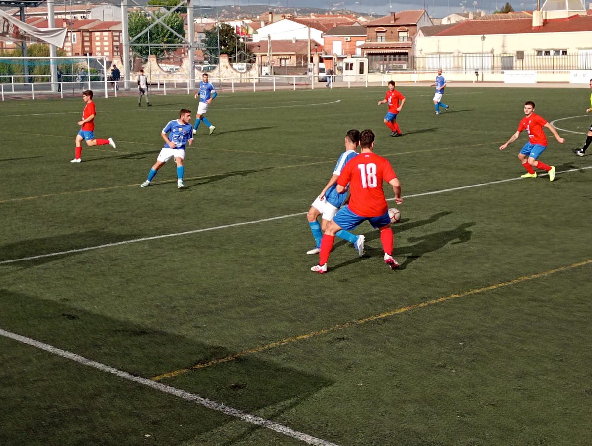 RFFM_oficial's tweet photo. 🏟Respetuoso minuto de silencio por el menor de 12 años en el partido de 2ªAficionados Grupo 8° en el estadio #AlcaldeCarlosGlez entre los equipos @CDVilladelPrado 🆚 @cdelugofuenla 

👤 @AngelBravoRFFM Directivo de Seguridad de la #RFFM presenciando el encuentro en directo. https://t.co/noefJk0gE4