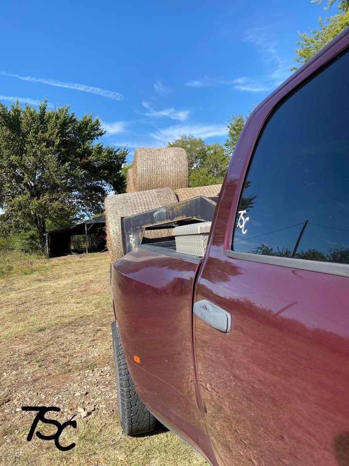 StewartHorses's tweet photo. Hauling hay is fun an all, until you lose your balance strapping the top rolls and have to jump off! 🤬
Going to take a minute to heal up! 
Probably cracked the foot again, it happens! 

 #7ScRanch #equine #bovine
 #horses #cow #texas #farmlife 
#ranchlife #justranchin #stayhandy https://t.co/CLlNL3roRx