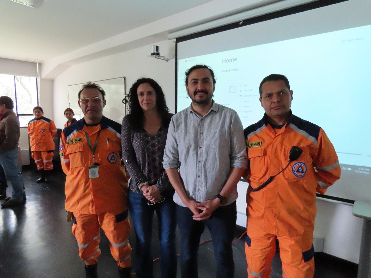 fdelabarrera's tweet photo. Termino, lleno de aprendizajes, una extraordinaria estadía en Colombia con @darmenteras y @Ecolmod de @UNALOficial. Visitamos 3 sedes universitarias: Bogotá, Ibagué (Tolima) y Valledupar (La Paz). También ya termina de nuestro proyecto de investigación #GINSEC y #sevienencositas https://t.co/EzrLFBfdpc