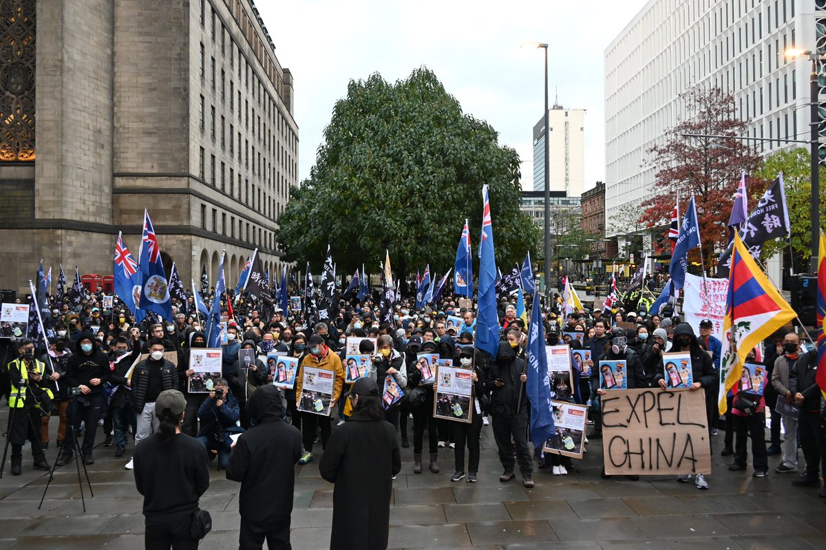 Hundreds of Hongkongers gathered in Manchester to voice their rage out and stand with Bob over the robbery and assault at the Manchester Consulate last week. As many police constables are on scene, it is going on peacefully, just like last week before the commie attacked us.