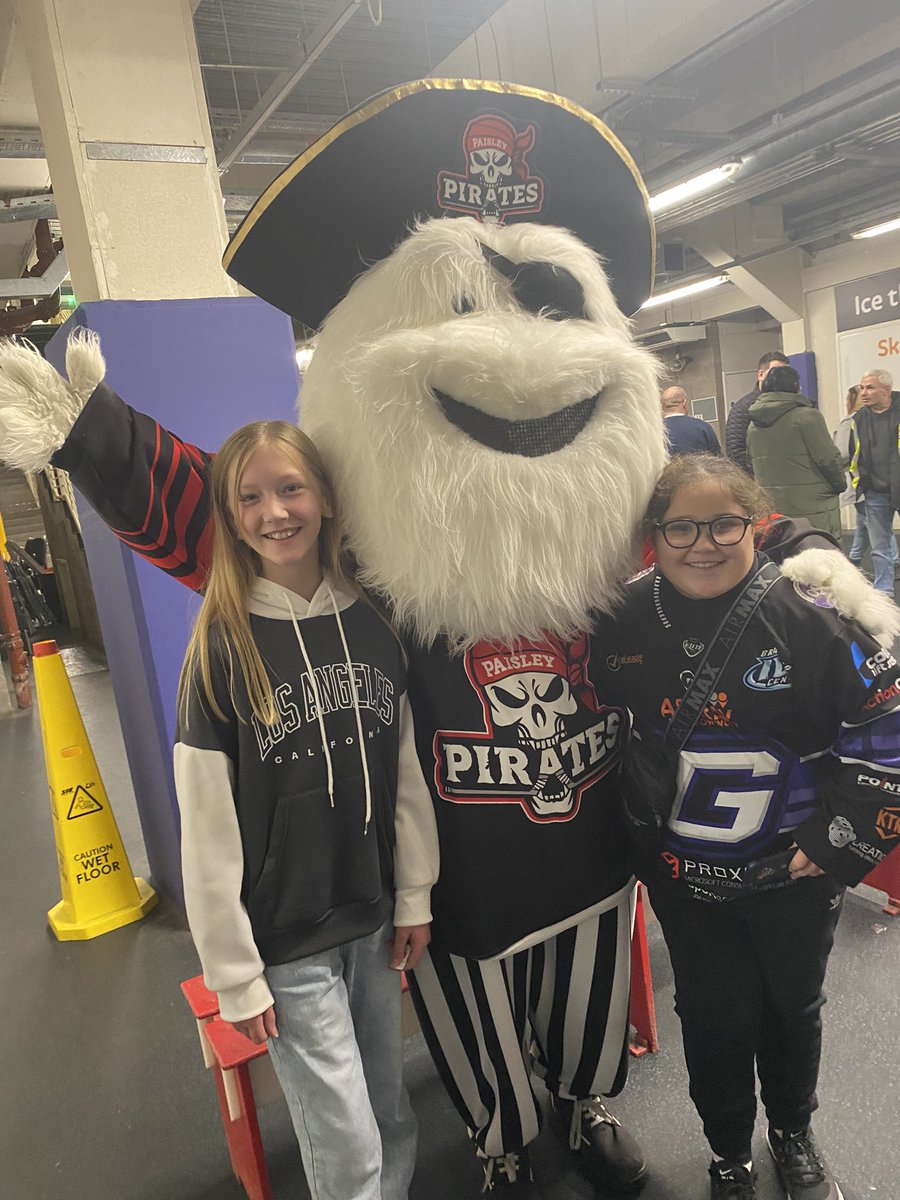 AshMishm's tweet photo. Enjoying our first @PaisleyPirates game today to get over last nights disaster @ClanIHC @glasgow_clan #fortheloveofhockey #malkyout https://t.co/omPITfeweu