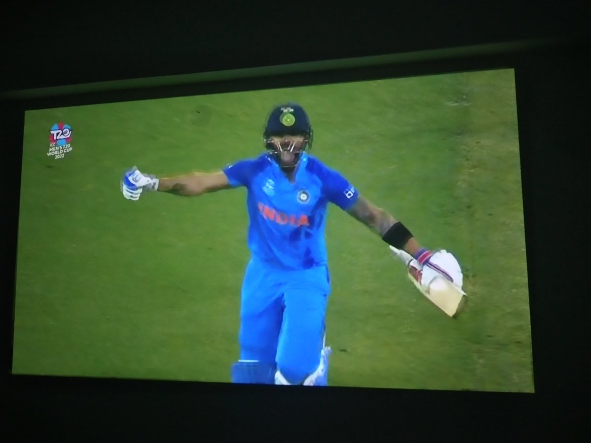 taxiwebdesigner's tweet photo. @imVkohli saved

@ImRo45 backyard
@klrahul head

&amp; DestroYed @iramizraja ka khameez
🤣🤣🤣🤣🤣🤣

#indvpak
#indvspak 
#INDvsPAK2022 https://t.co/1ryRL5vAoF