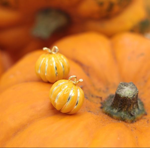 🎃HALLOWEEN TREAT🎃

FREE| Pumpkin Studs or Pendant with every full price purchase between the 22nd and 31st of October 🎃

While stocks last 

billskinnerstudio.com