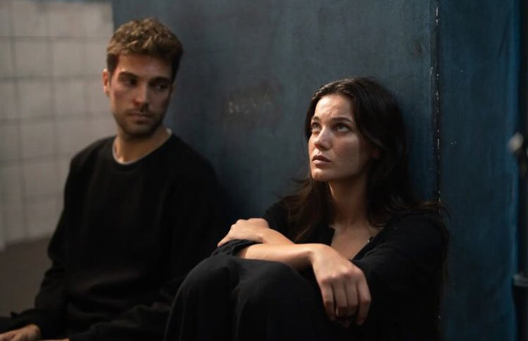 hazalghita1's tweet photo. #Yargi bence burak katili ceylin'e hayranlık duyuyor ve belki onu da seviyor, ona ve kişiliğine takıntılı   ceylin'i ilk rahatsız eden adamı bu yüzden öldürdü 😂 Burak, Ceylin'in istediği her şeyi verdi 'çocuk için battaniye ve ilaç'🤔🔥 https://t.co/58uDeAVsEB