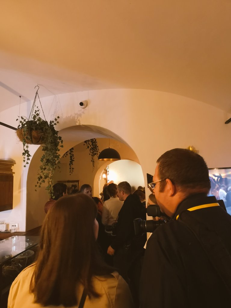 Približuje se 19. ura, pred skrivnostnimi drsnimi vrati "3. sobe" pa je vse bolj nagneteno.