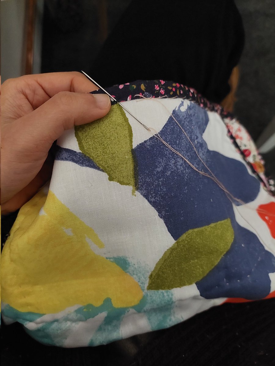 PhavineP's tweet photo. Is there a particular stitch that links you to your loved ones?
I did a bit of hand binding for my quilt today and came across a video that uses a different stitch for hand binding. I've always used the 'almost visible' hemming stitch for binding and will never use anything else https://t.co/o9IKAQ5Tg2