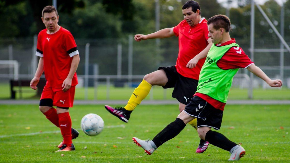 Torreicher Jahresabschluss der Fussball-ID-Liga #Berlin. 

In der <a href="/StromnetzBln/">Stromnetz Berlin GmbH</a>-Verbandsliga sicherte sich die BWB mit einem 3:2 über die USE die Herbstmeisterschaft.

Treffsicher zeigten sich die Teams der STROMNETZ-Landesliga: in 7 Spielen fielen 32 Tore!

#InklusionDurchSport
