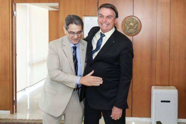 jeferson's tweet photo. Roberto Jefferson sempre foi um dos principais soldados de Bolsonaro e cumpriu todas as etapa da cartilha bolsonarista: atacar o judiciário, desrespeitar as instituições, não cumprir decisões judiciais que ele discorda e tentar fuzilar os inimigos. #RobertoJeffersonÉBolsonaro! https://t.co/HNtCMXORnF