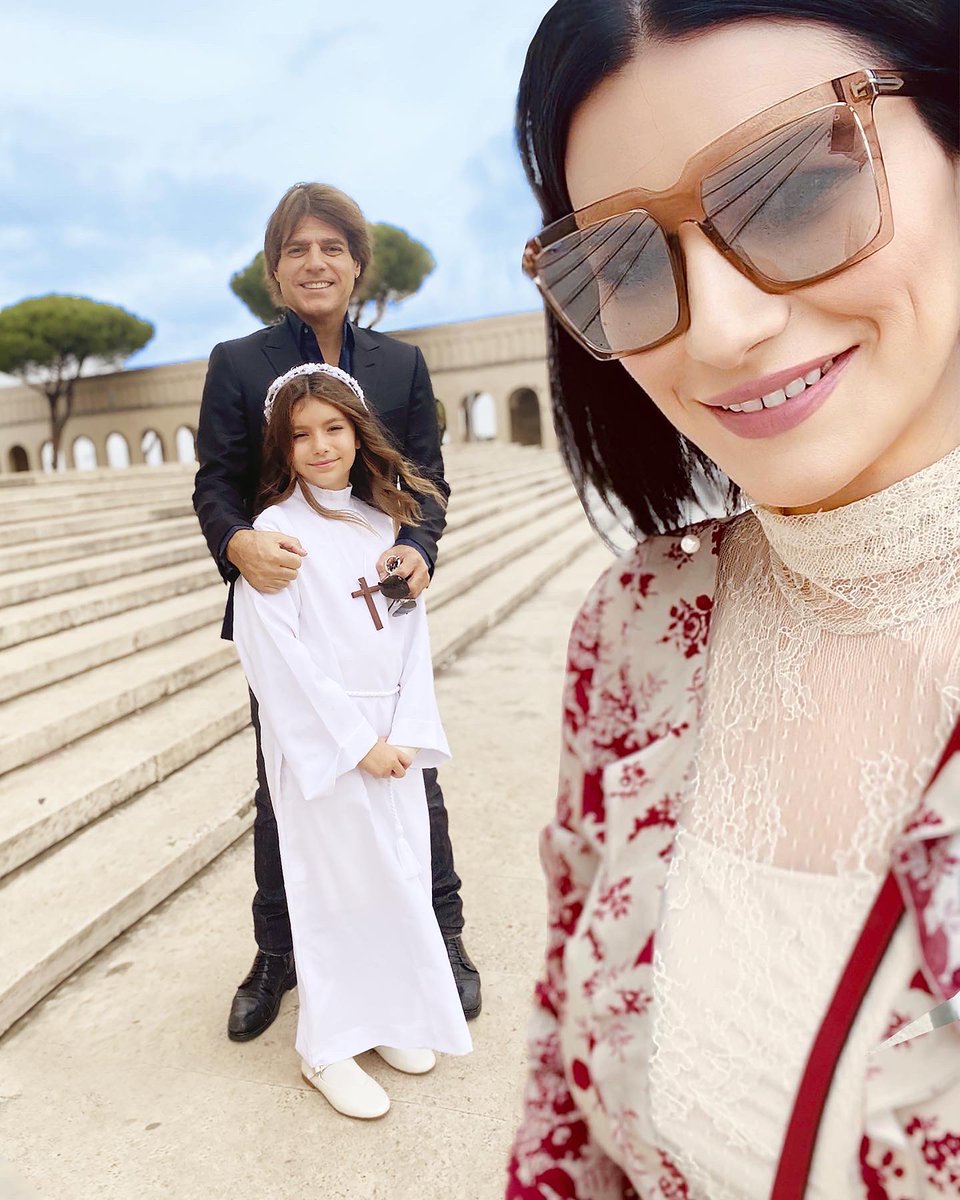 LauraPausini's tweet photo. La prima comunione di Paola 🤍
“L’amore mi ha spiegato ogni cosa,l’amore ha risolto tutto per me. Perciò ammiro questo amore ovunque esso si trovi.” 
(Papa Giovanni Paolo II) 

Ognuno di noi ha il suo Dio e Paola sta imparando ogni giorno di più il suo significato. https://t.co/1VIU0jOc3O