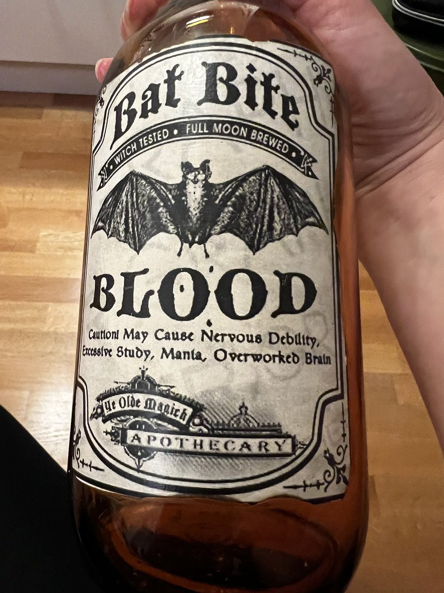 Nilsson_Hanna77's tweet photo. Älskar halloween 🎃 🎃🦇🦇#Halloween #pyssel #fladdermus #blood #älskar https://t.co/8QMLAOgDMF
