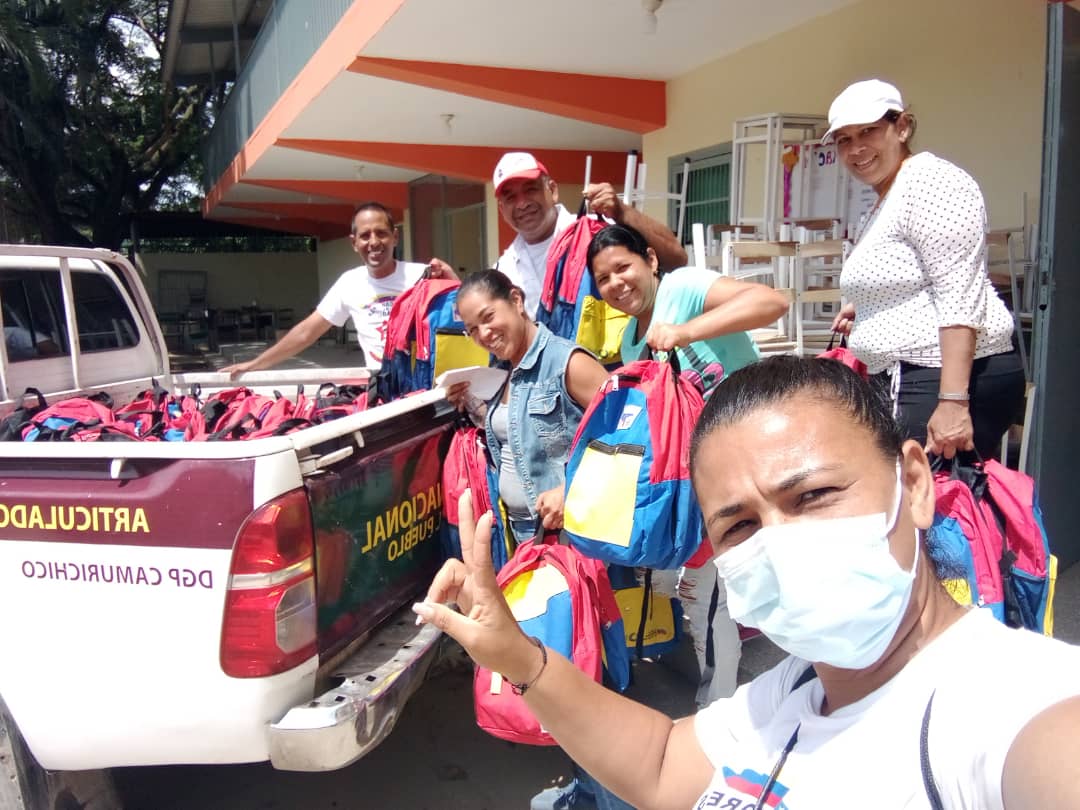 leoalvacabrera's tweet photo. Seguimos desplegados en las Tejerías cumpliendo las Orientaciones del Pte. @NicolasMaduro la Min @_LaAvanzadora y la Gob. @Soykarinacarpio recibiendo la dotación de Bolsos escolares para nuestros estudiantes de las diferentes instituciones educativas del municipio. @MPPEDUCACION https://t.co/VYqDP4k3KJ