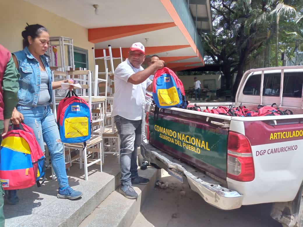 leoalvacabrera's tweet photo. Seguimos desplegados en las Tejerías cumpliendo las Orientaciones del Pte. @NicolasMaduro la Min @_LaAvanzadora y la Gob. @Soykarinacarpio recibiendo la dotación de Bolsos escolares para nuestros estudiantes de las diferentes instituciones educativas del municipio. @MPPEDUCACION https://t.co/VYqDP4k3KJ
