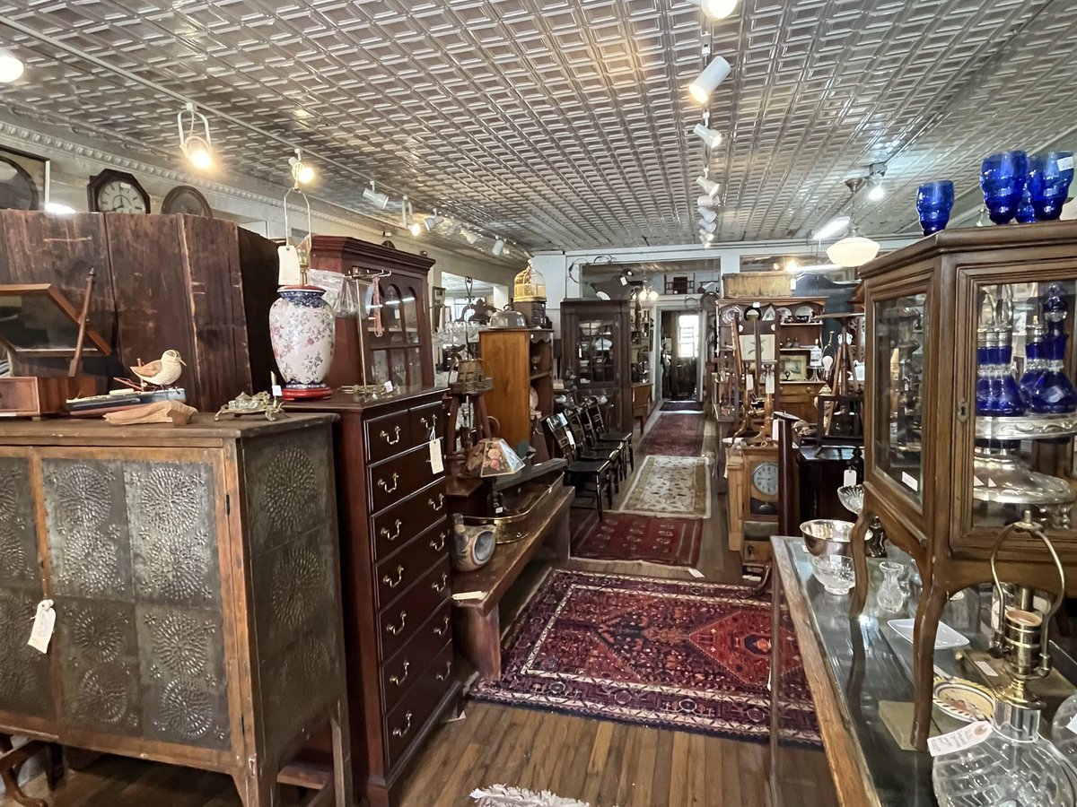 revmahoney's tweet photo. You can’t drive through the Virginia countryside looking at the foliage, without stopping by some antique stores! #OldSchool #Foliage #FallRocks https://t.co/dEMsHXoUi3