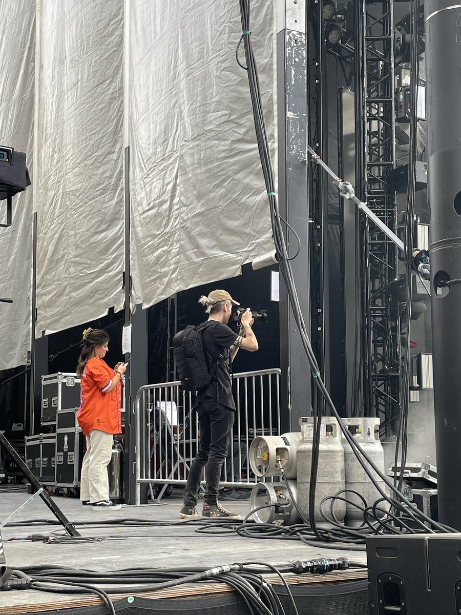 jojocalve's tweet photo. Small boi taking photos on big stage!! 
Got some great content coming and I thought I could share it with y’all! 🤘
📍@SummoningFest 
📸@nudes4chipotle https://t.co/cRjYf20aSN