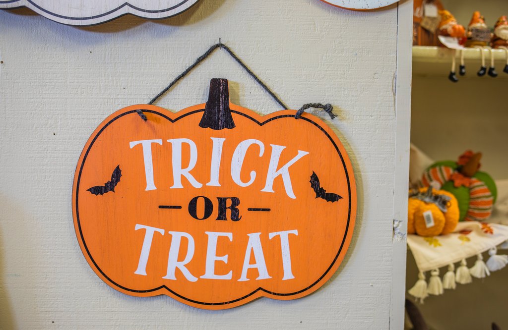 AppleStoreCP's tweet image. Only one more week to get all your spooky &amp;amp; adorable Halloween/fall decor at The Apple Store at @ConnerPrairie. Open Wed. - Sun., 12P - 5P.* 🍎 🍏

#AppleStoreAtCP #Halloween #HeadlessHorsemanCP

*Headless, 5:30P - 9PM. The Apple Store closes for the season on Sunday, October 30.