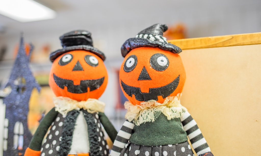 AppleStoreCP's tweet image. Only one more week to get all your spooky &amp;amp; adorable Halloween/fall decor at The Apple Store at @ConnerPrairie. Open Wed. - Sun., 12P - 5P.* 🍎 🍏

#AppleStoreAtCP #Halloween #HeadlessHorsemanCP

*Headless, 5:30P - 9PM. The Apple Store closes for the season on Sunday, October 30.
