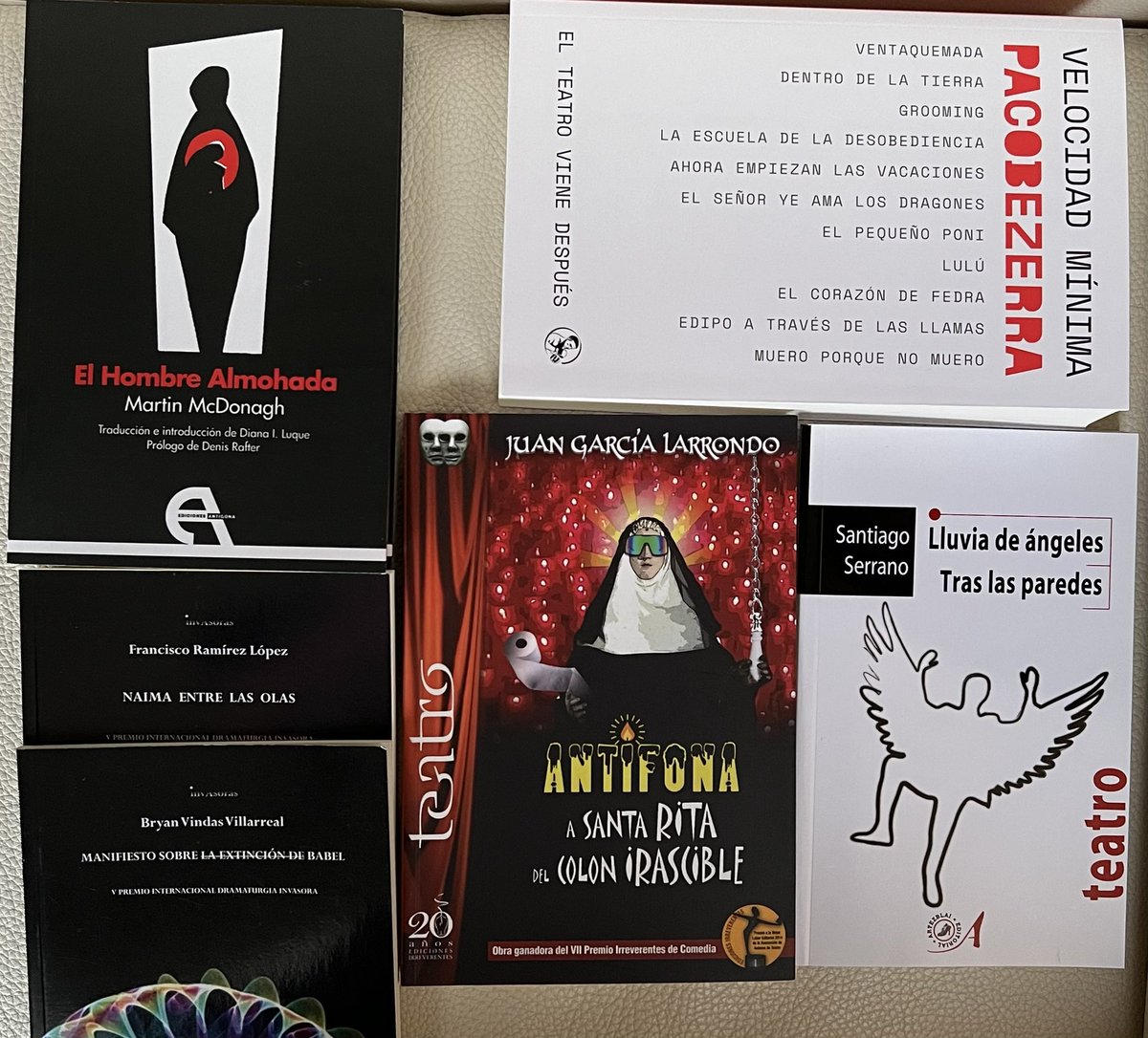 62JFS's tweet photo. El botín del Salón del Libro Teatral de este año. #ElTeatroTambiénSeLee https://t.co/th8XwD6OC8
