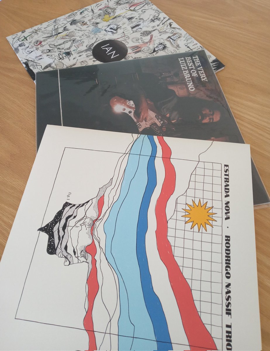 Agora que tenho uma vitrolinha em casa comprei alguns discos de migs daqui. Só trampo phoda!