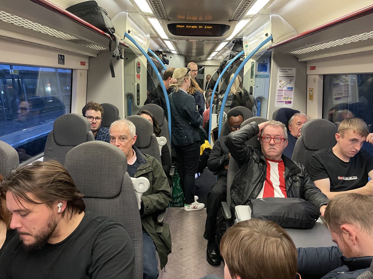 RichardPLingard's tweet photo. ⁦@chilternrailway⁩ plenty of seats. I’m going to the Advertising Stadndards https://t.co/RrnE7bOaQF