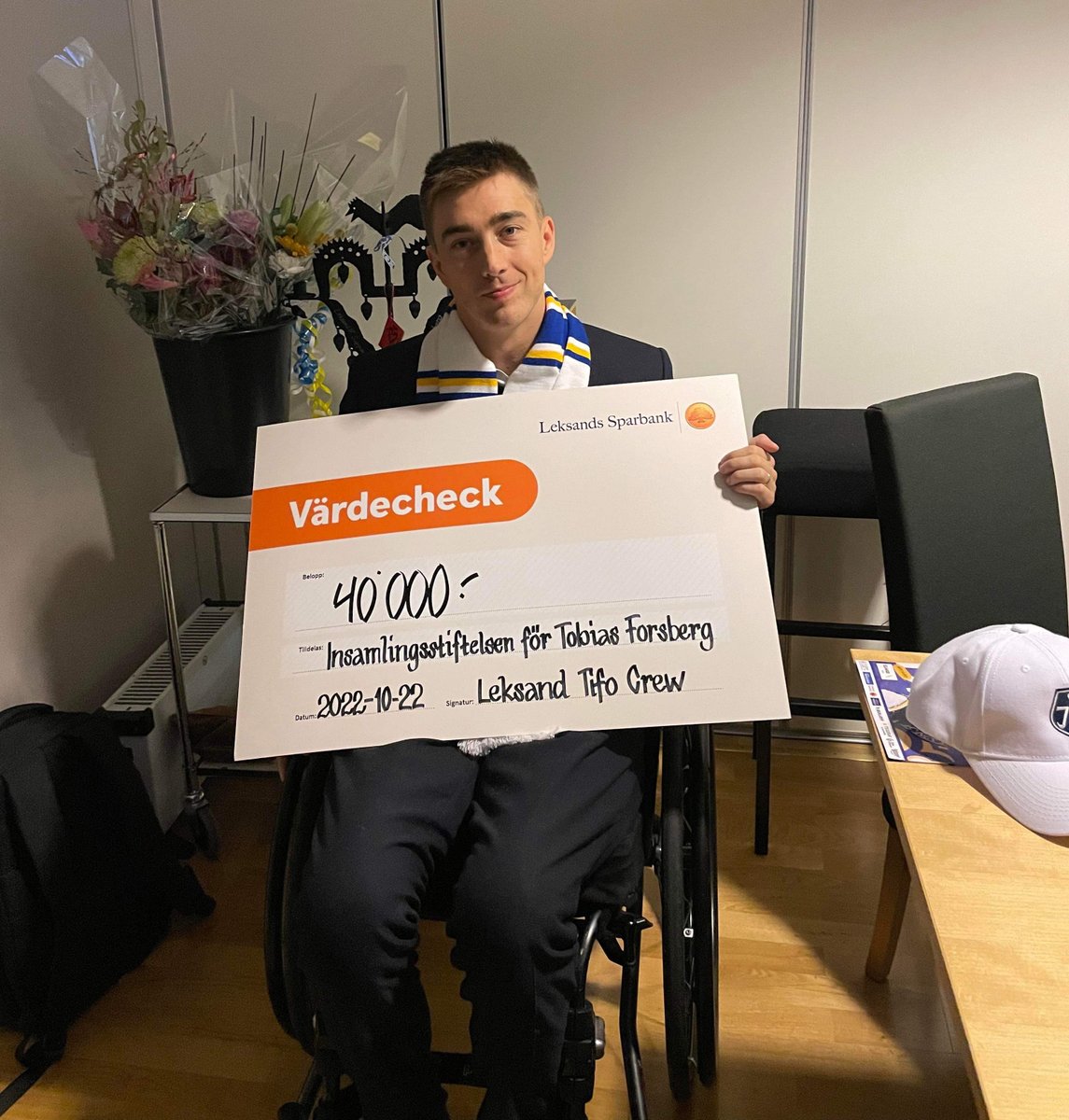 Tack till alla som köpte t-shirts av oss igår och som därmed var med att bidra till att vi kunde överlämna denna fina check till Tobbe.