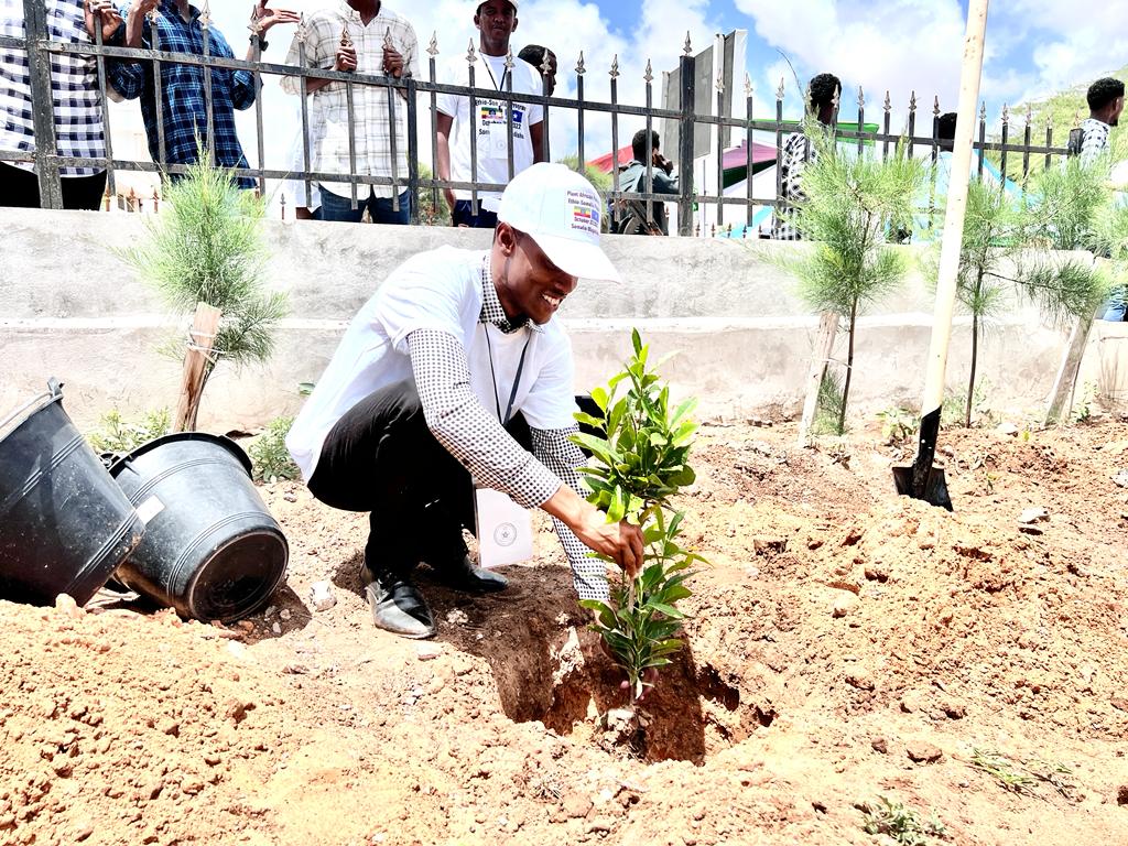 SCenter4Climate's tweet photo. Somali Center for Climate Change was apart of the plant African fraternity- Regional green legacy program of Ethio-Somalia, which 20 youth delegation from Ethiopia reached Somalia to plant trees with Somali youth. Later the day our executive director had a welcoming speech. https://t.co/KJcLuyBqEa