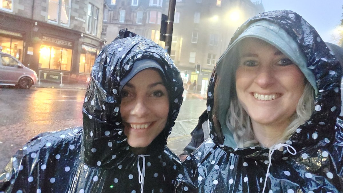 JessicaDLeeuw's tweet photo. @SamHeughan Waiting for Sam in real scottish weather 😅🤣 Diehard fans 🤩 #excited #Waypoints #edinburgh https://t.co/zfaMTVCdgd