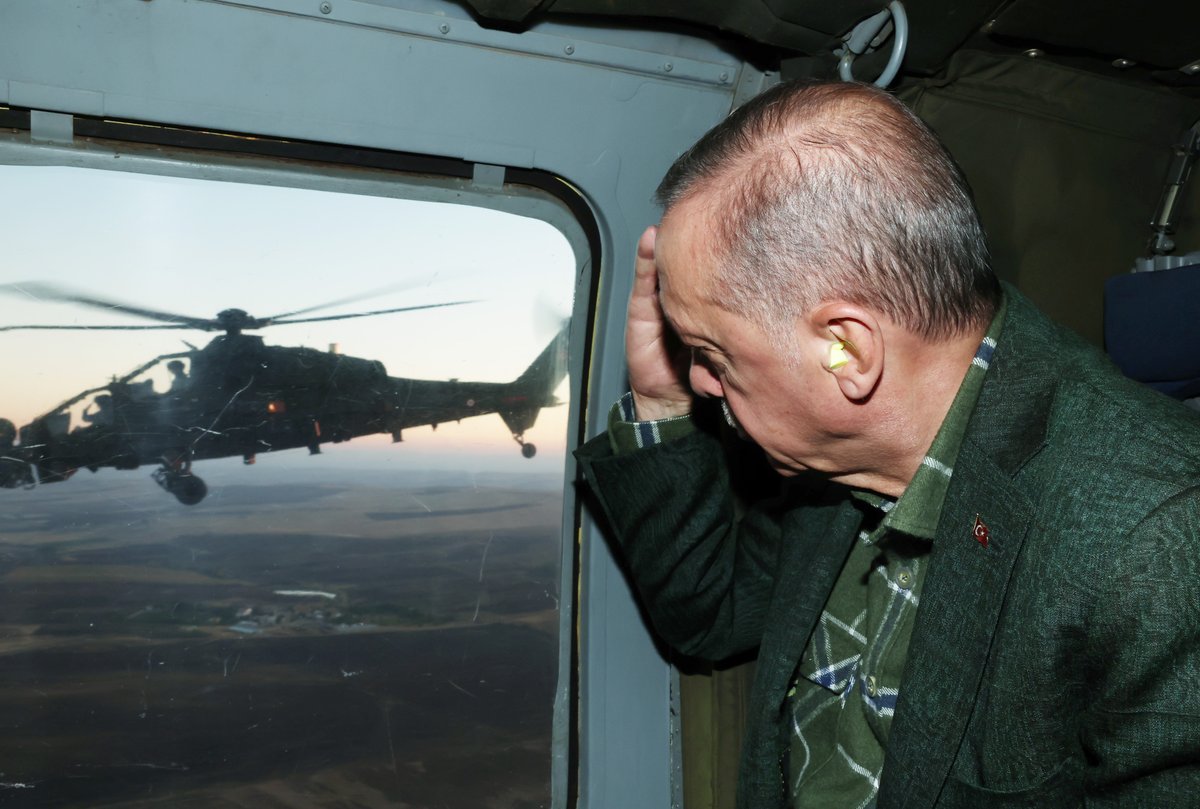 Akparti's tweet photo. Cumhurbaşkanımız Recep Tayyip Erdoğan Silvan'a giderken, kendisinin bulunduğu helikoptere eşlik eden ATAK helikopteri pilotlarını selamladı. https://t.co/RnXOVSZxwL