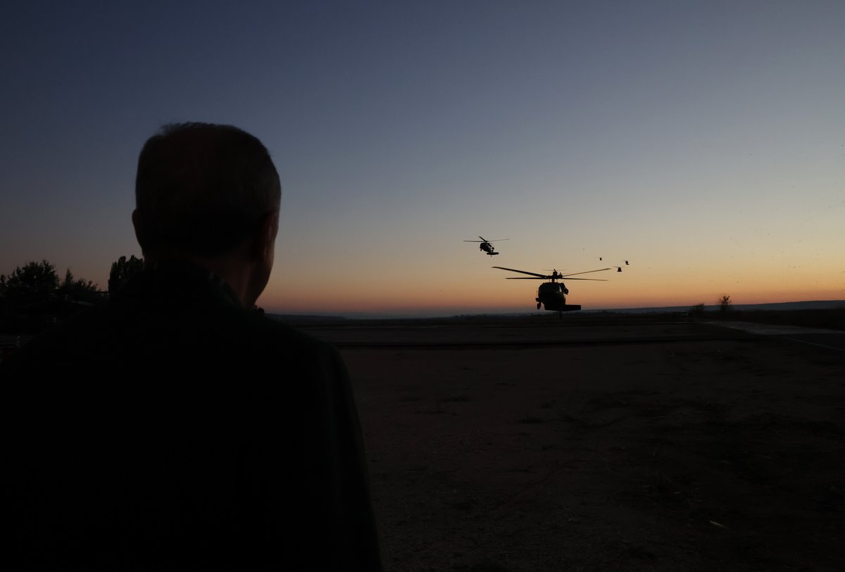 Akparti's tweet photo. Cumhurbaşkanımız Recep Tayyip Erdoğan Silvan'a giderken, kendisinin bulunduğu helikoptere eşlik eden ATAK helikopteri pilotlarını selamladı. https://t.co/RnXOVSZxwL