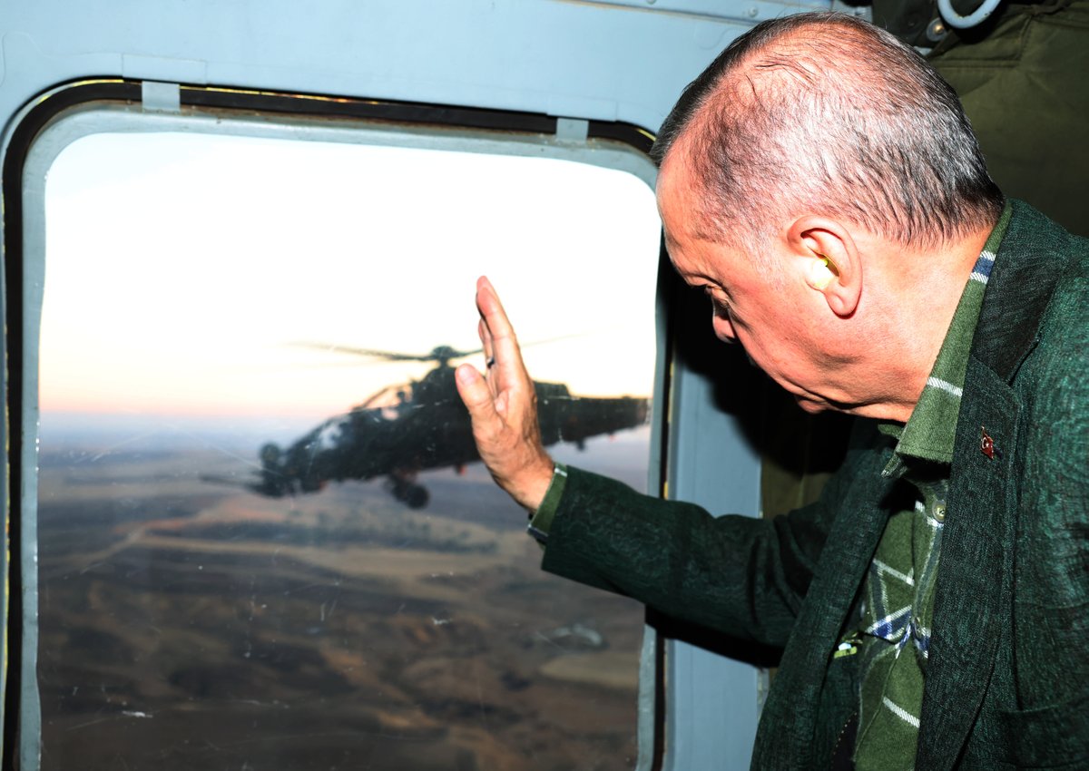 Akparti's tweet photo. Cumhurbaşkanımız Recep Tayyip Erdoğan Silvan'a giderken, kendisinin bulunduğu helikoptere eşlik eden ATAK helikopteri pilotlarını selamladı. https://t.co/RnXOVSZxwL
