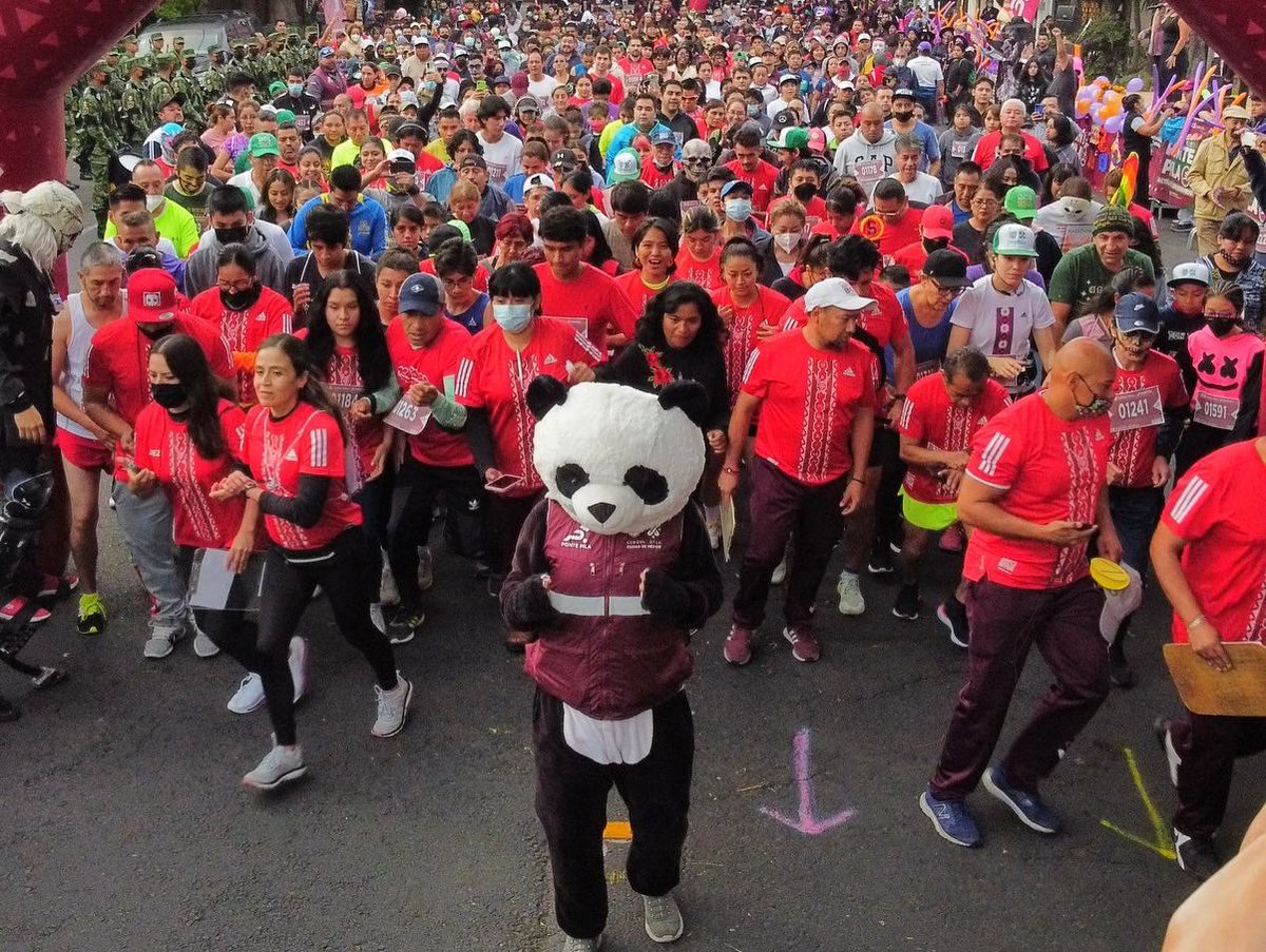 Ponte_Pila_'s tweet photo. Hoy tuvimos nuestra Carrera Atlética Comunitaria 5K y Marcha 1K en la colonia Militar Marte de la alcaldía Iztacalco donde niñas, niños, jóvenes, adultos y adultos mayores salieron a las calles de su comunidad para realizar actividades físicas y recreativas en familia #PontePila https://t.co/9eX6CN7UYN