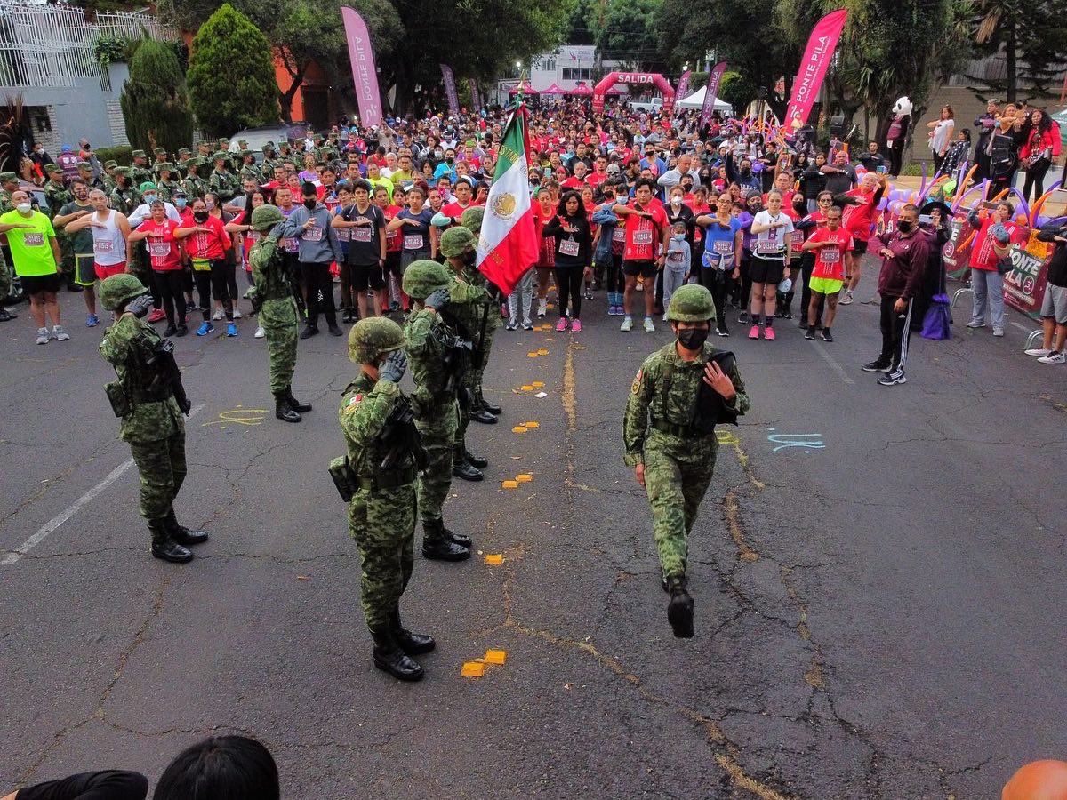 Ponte_Pila_'s tweet photo. Hoy tuvimos nuestra Carrera Atlética Comunitaria 5K y Marcha 1K en la colonia Militar Marte de la alcaldía Iztacalco donde niñas, niños, jóvenes, adultos y adultos mayores salieron a las calles de su comunidad para realizar actividades físicas y recreativas en familia #PontePila https://t.co/9eX6CN7UYN