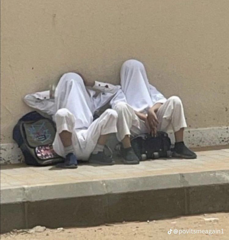 S1s8a11's tweet photo. ويخلق الله شخصين منحوسين اكثر من بعض ويجعلهم اصدقاء https://t.co/tmJM0H5jHV