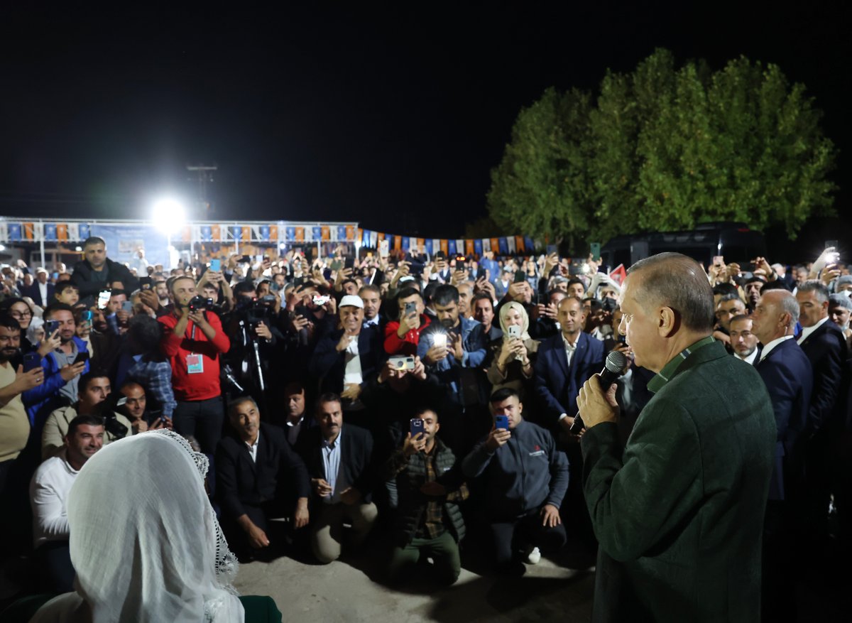 Akparti's tweet photo. Cumhurbaşkanımız Recep Tayyip Erdoğan, Diyarbakır'ın Silvan ilçesinde vatandaşlarla bir araya geldi. https://t.co/Sf8cExjxJD