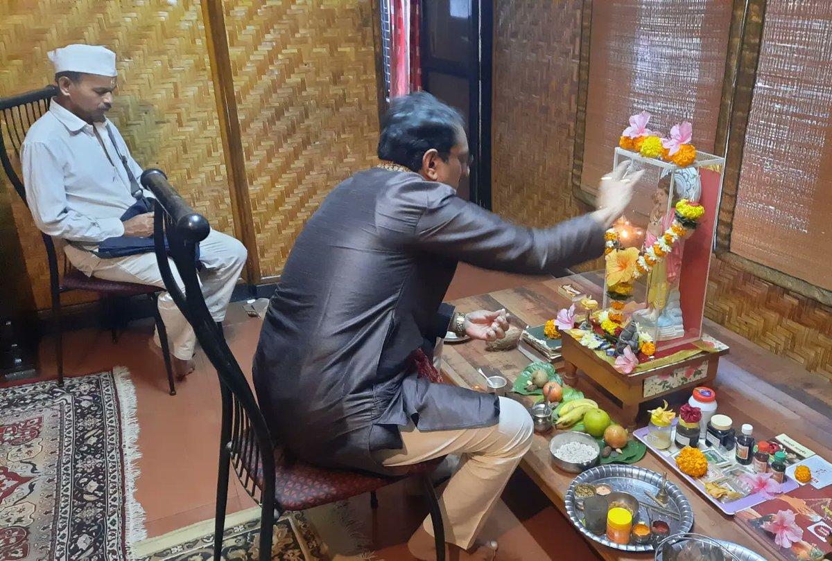 panchaved's tweet photo. 'सर्वे भवन्तु सुखिन: । सर्वे सन्तु निरामया: ।।'
Shri Dhanwantari Poojan @ Panchaved Ayurveda ....
Praying for physical, mental n spiritual well being of everyone ! 

#Diwali2022 #Dhanteras #DhanwantariJayanti #HarDinHarGharAyurveda #AyurvedaDay2022 https://t.co/67Wfx0oVwN