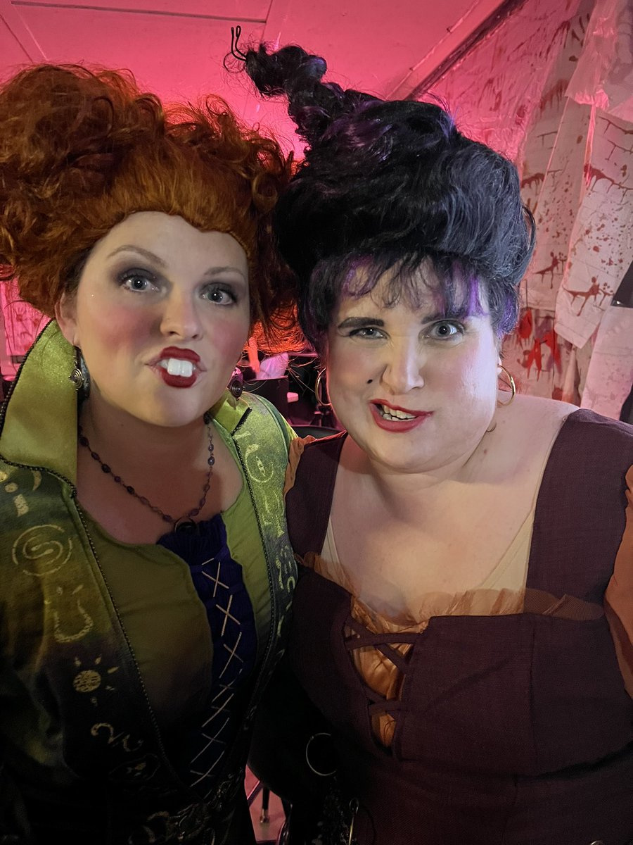 TabsPoint's tweet photo. “Sistas!” Hocus Pocus style! #besthalloween #sistas #HocusPocus https://t.co/yoRojY2x4k